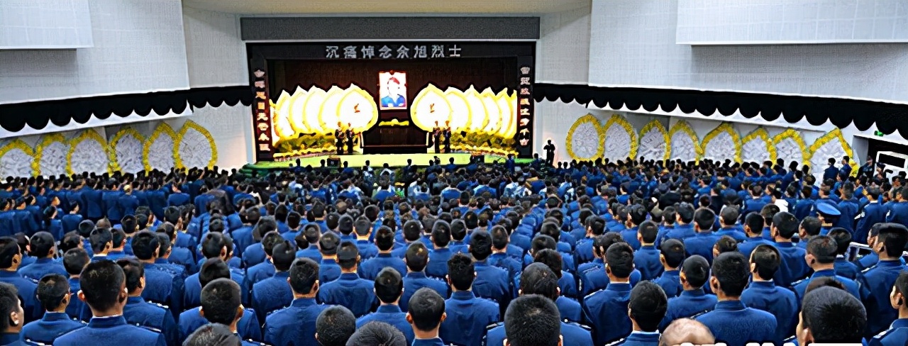 金孔雀余旭的最后一程：36万群众手捧菊花送别，墓前4架飞机模型