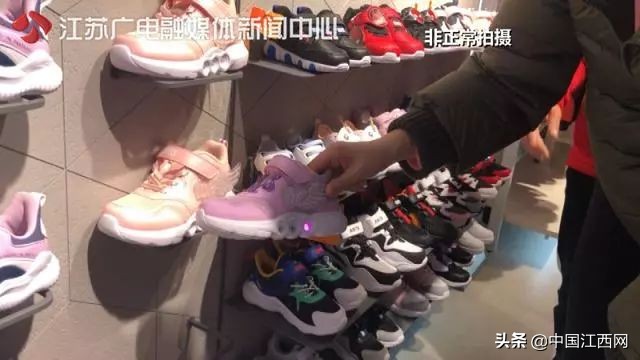家长关注了！孩子爱穿的这种鞋竟然在家着火了