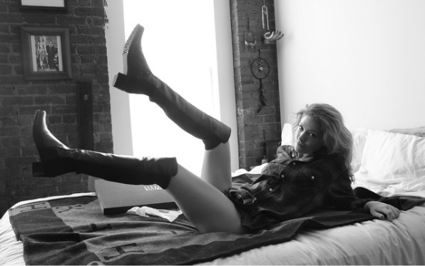 过膝靴冬天怎么搭配,过膝靴搭配什么颜色袜子