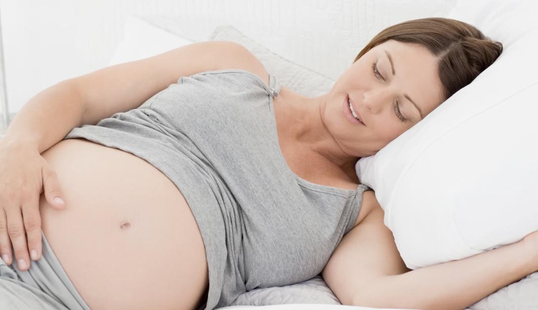 孕妇一直左侧睡会导致胎儿斜颈么,孕妇侧睡胎儿在侧腰上动