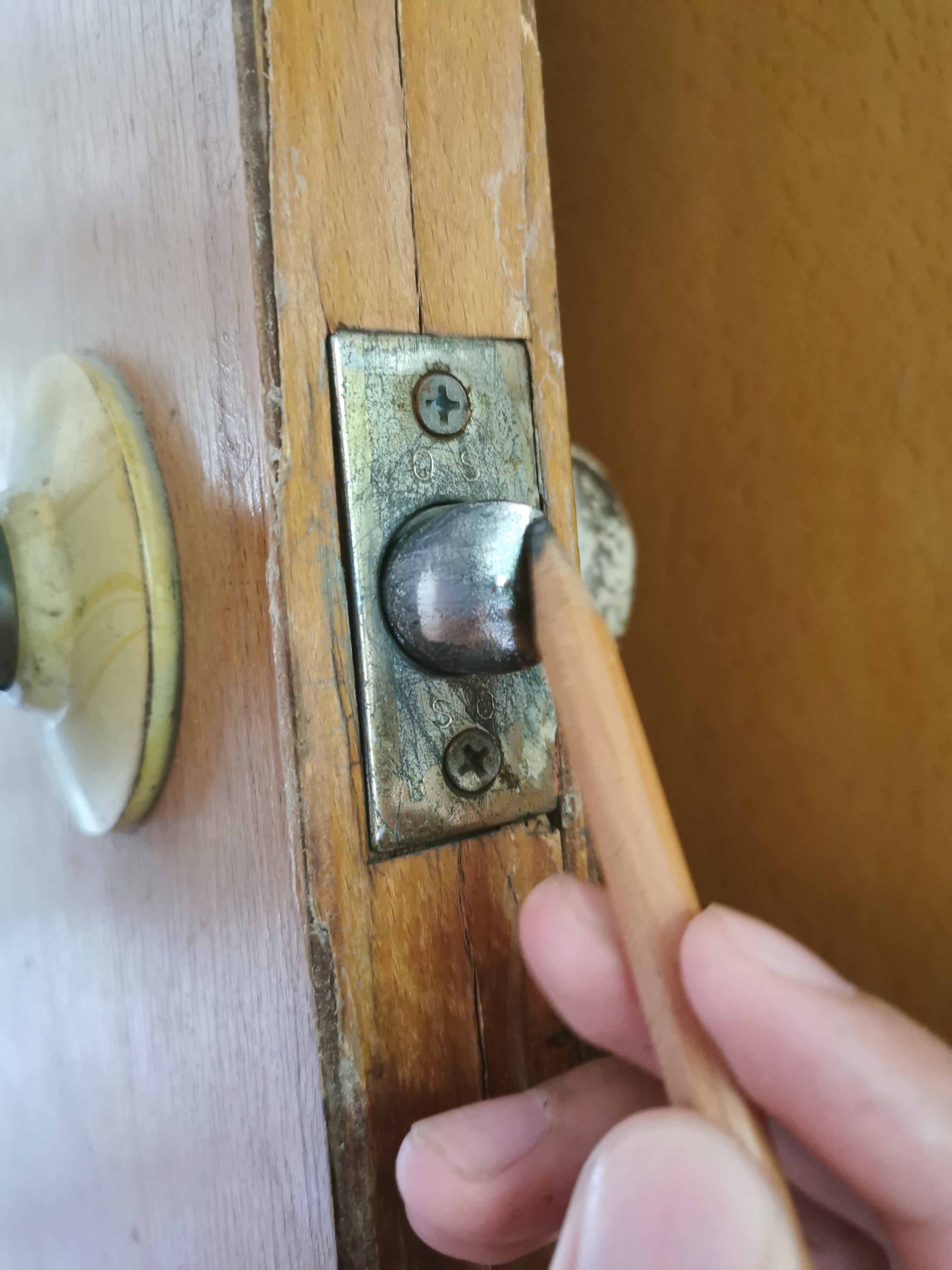 房间门铰链处坏了怎么补救,门锁生锈打不开最好解决办法