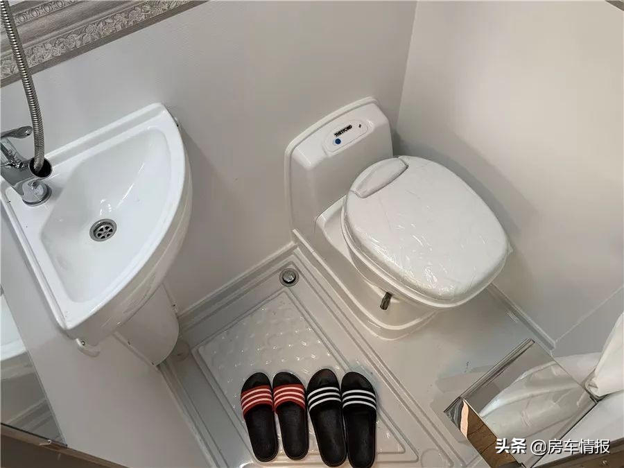 超实用超时髦的大容量房车,适合一家七口出行的四驱房车