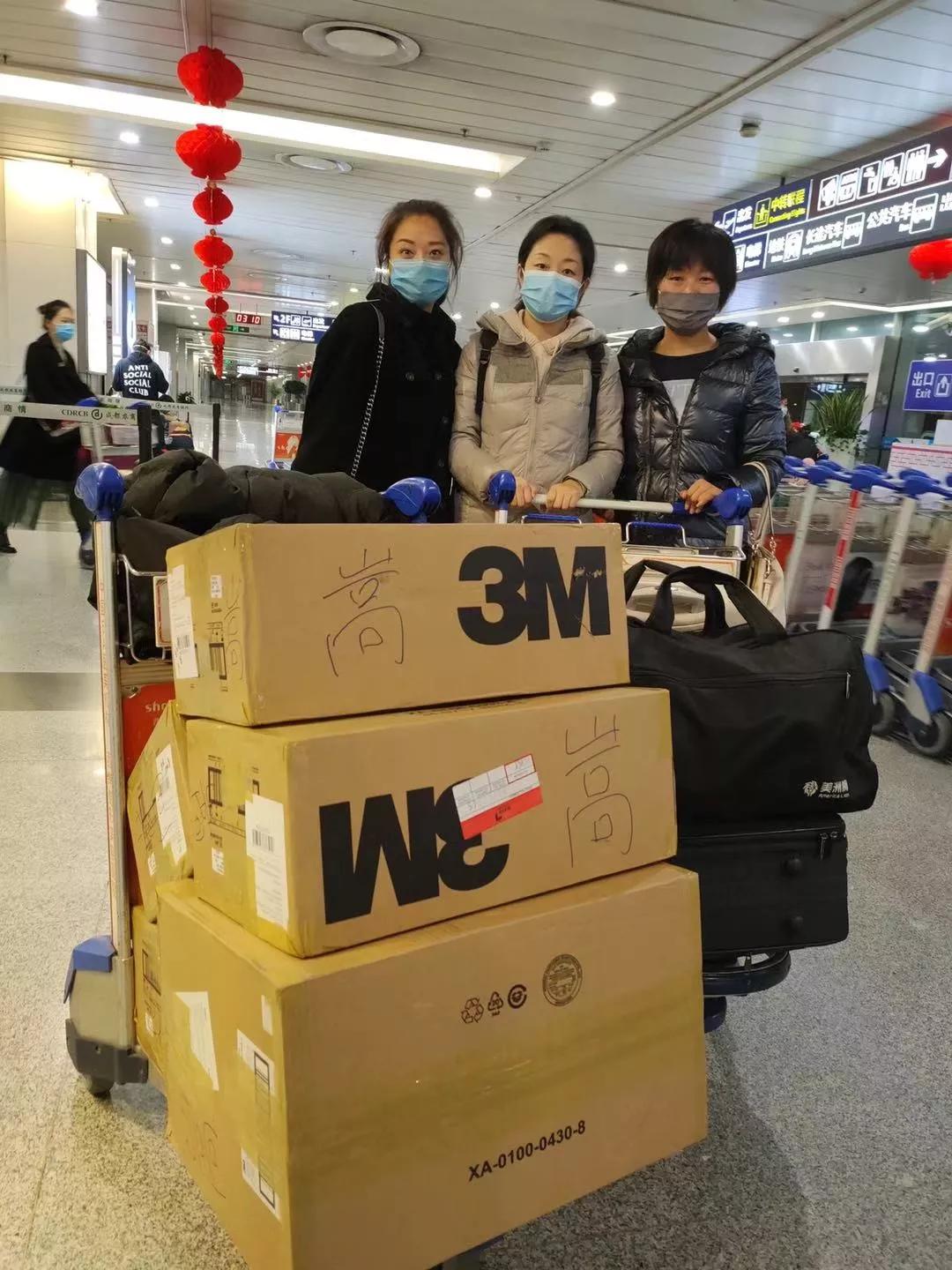 四川导游组成爱心联盟全球扫货，“人肉”带回上万抗疫物资捐赠