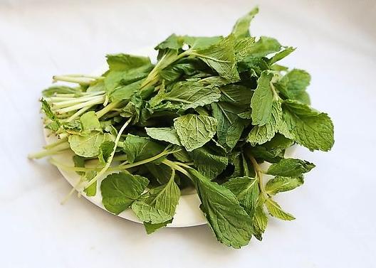 这四种食物孕妇多馋都别吃,孕期饮食这6种调味品要少吃