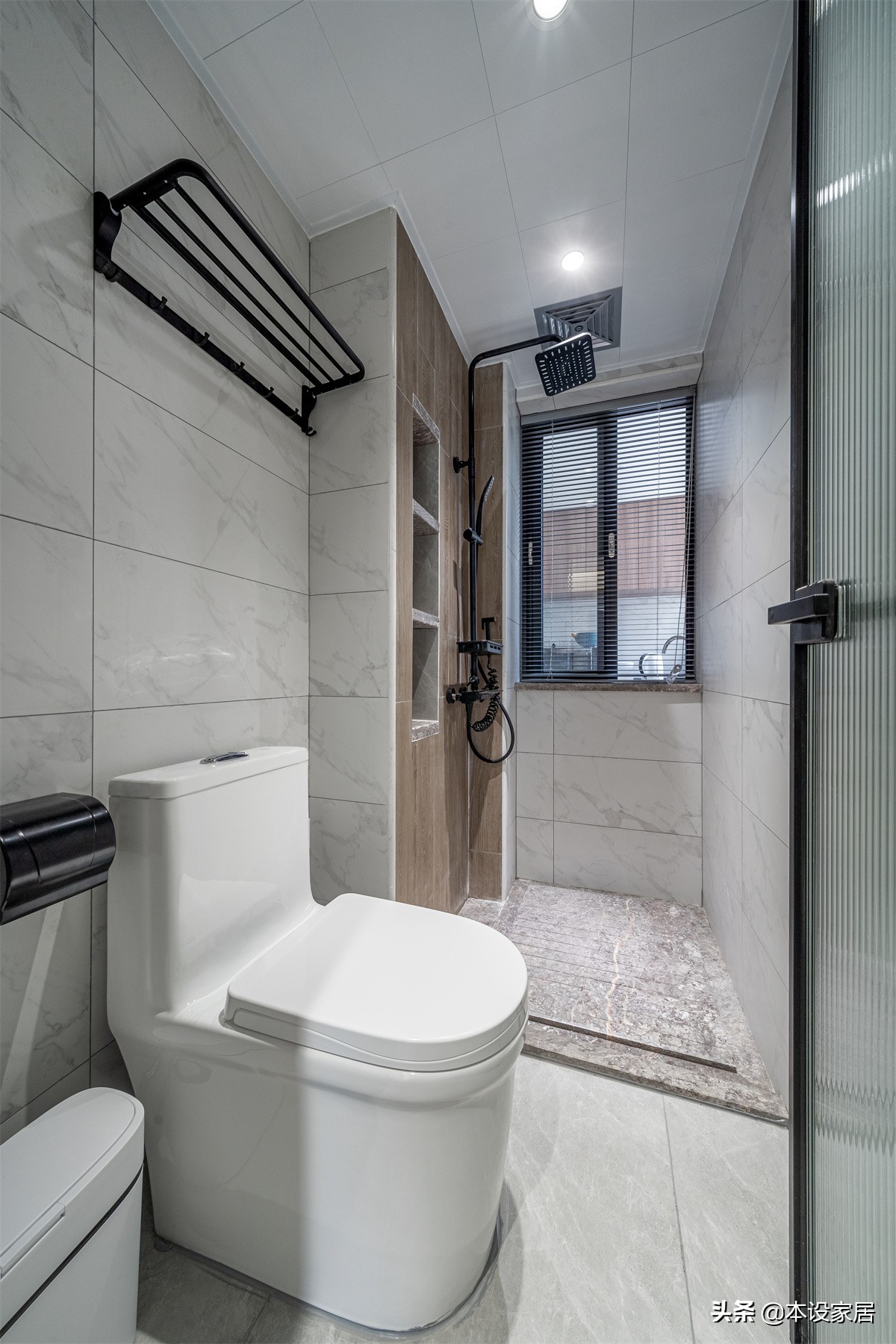 入户门正对客厅处放电视还是沙发,入户门正对客厅和阳台户型效果图