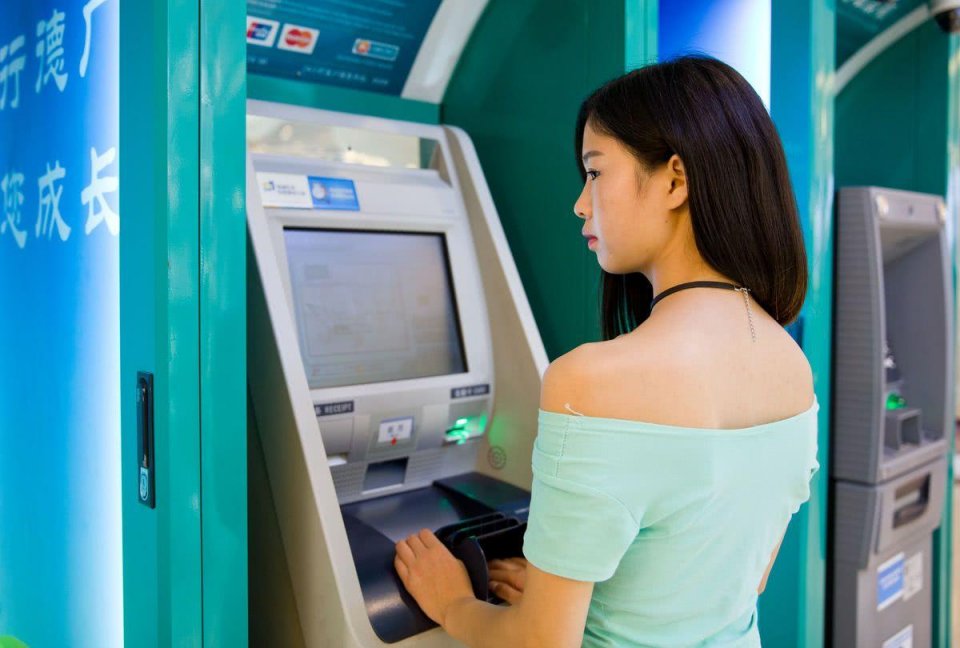 家中老人去世银行存款怎么取出来,老人去世后银行有存款该怎么取