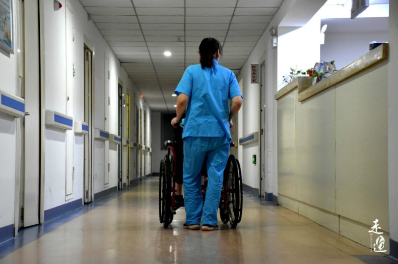 “第一次抠便，我差点吐了”！我和我的三百个爸妈