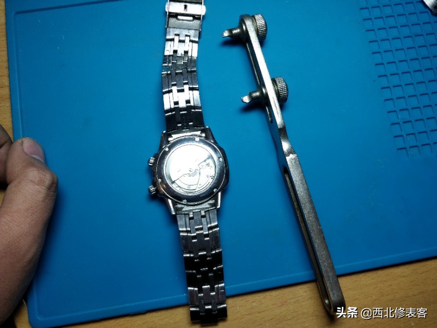 fila手表后盖怎么打开,电子手表后盖盖子怎样打开