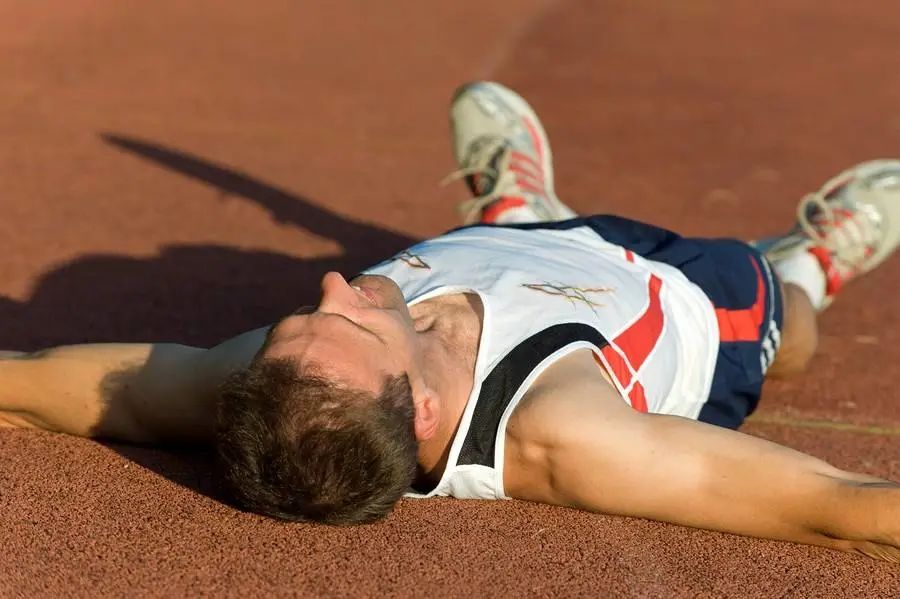 跑步是跑到留有余力还是精疲力尽,跑步容易受伤的脚是不是力量更大