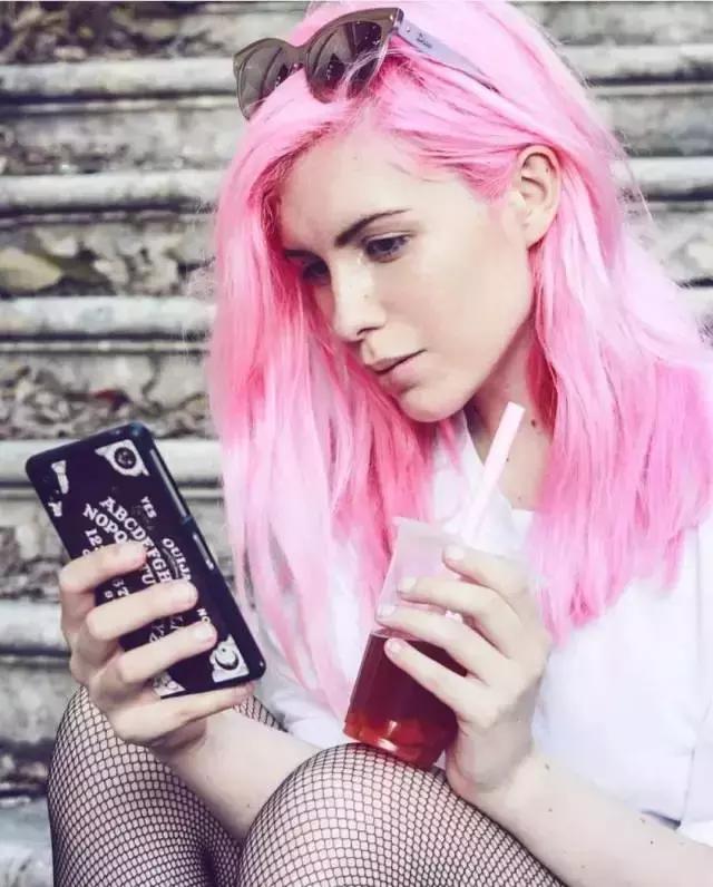 今年最火的10种显白发色谁染谁美,今年最火的3种显白发色