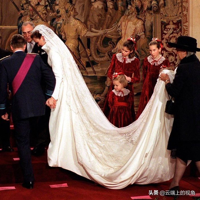 头皮扯出血也得忍着，这才是真正的“欲戴王冠必承其重”