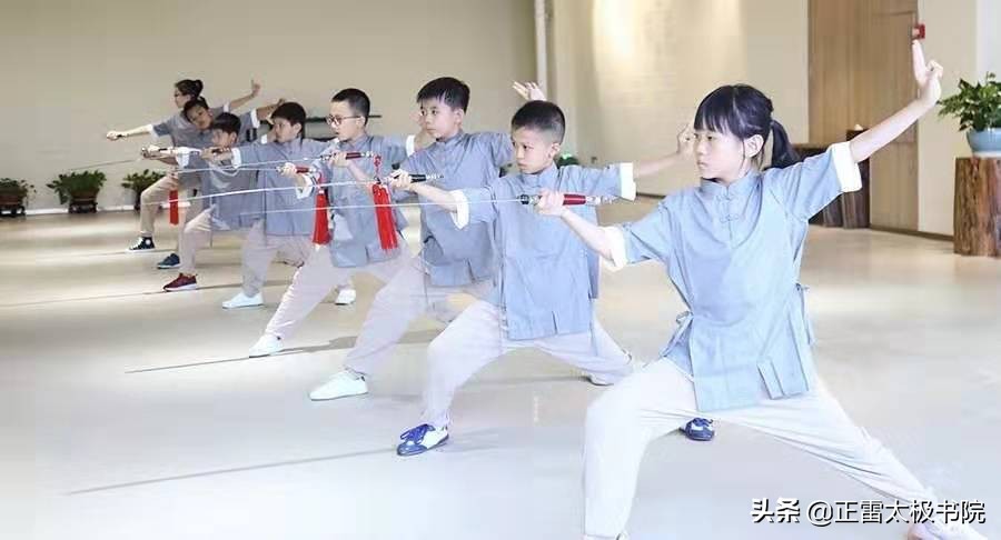 太极拳入门24式简化太极拳带口令,怎么样练太极拳的基本功