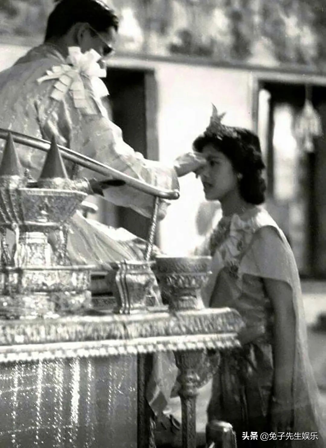 18岁诗丽吉戴“三叶草”皇冠，成为普密蓬新娘，掀开荣耀史第一页