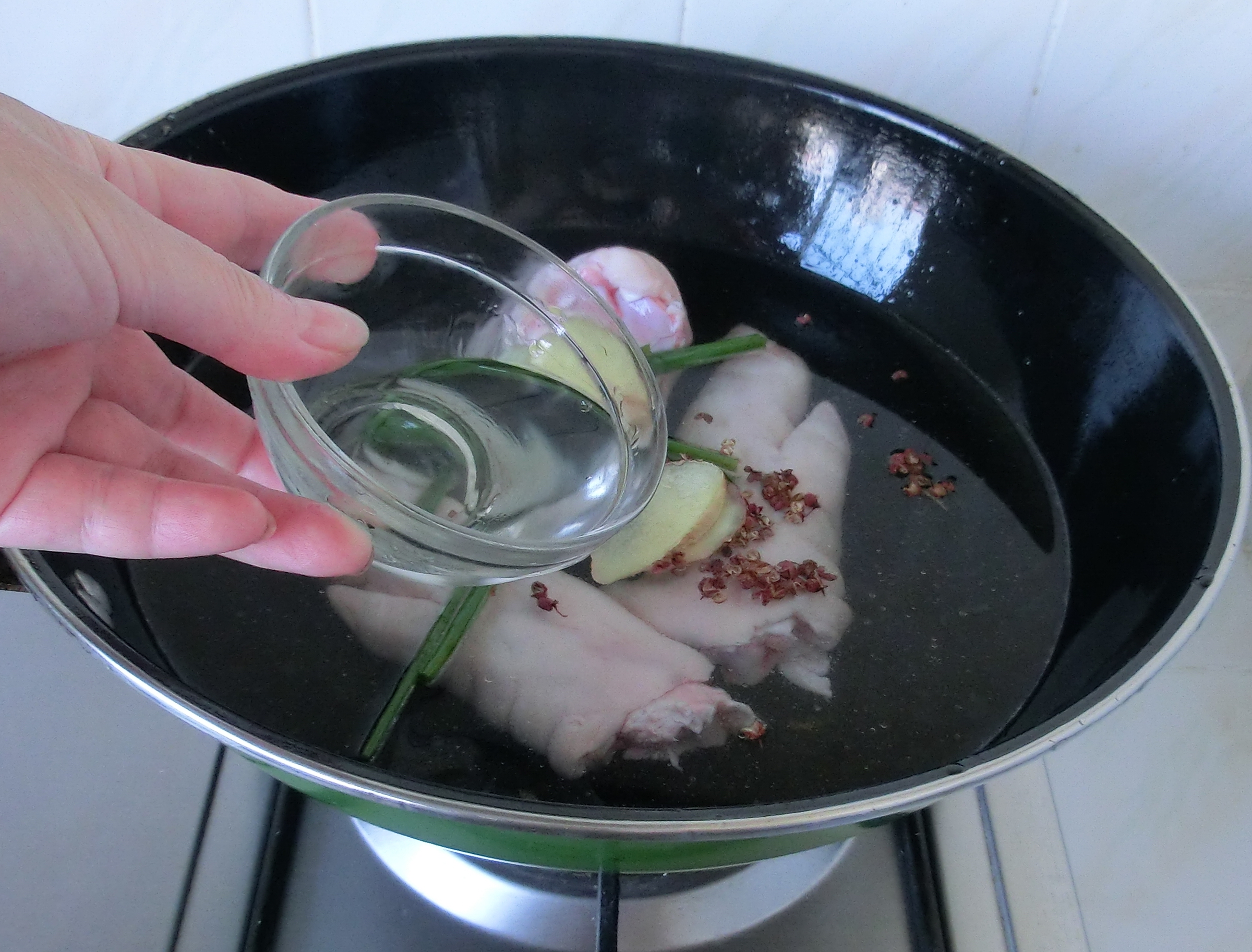 猪蹄怎么做才不会有腥味,猪蹄腥味的克星