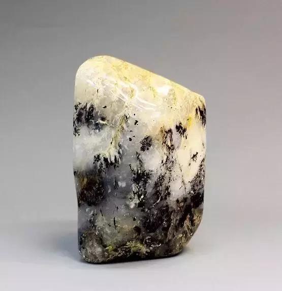 见惯了宝玉石，它的原石长啥样？有些毫不起眼，捡到千万别丢……