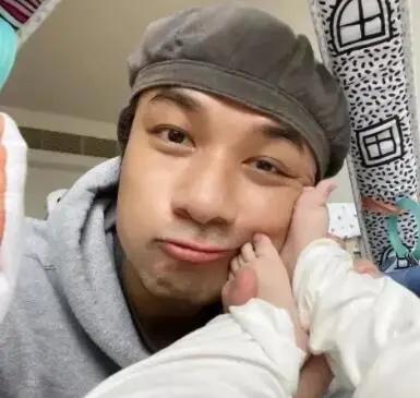 一不留神宝宝爬到床底,宝宝不关注趴在枕头上多久会死亡