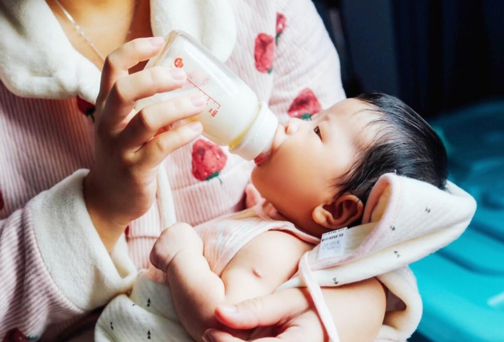 宝宝吃奶的时候肢体动作多,宝宝吃奶来回动