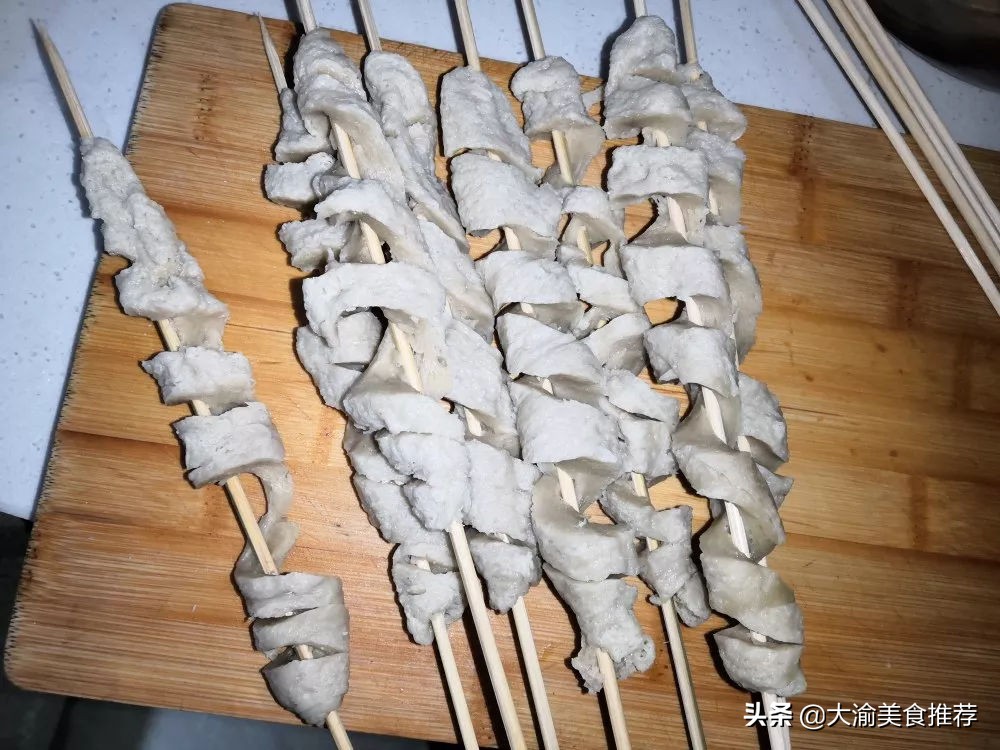 热门小吃摆摊烤面筋的做法,烤面筋也是很火爆的街边休闲小吃