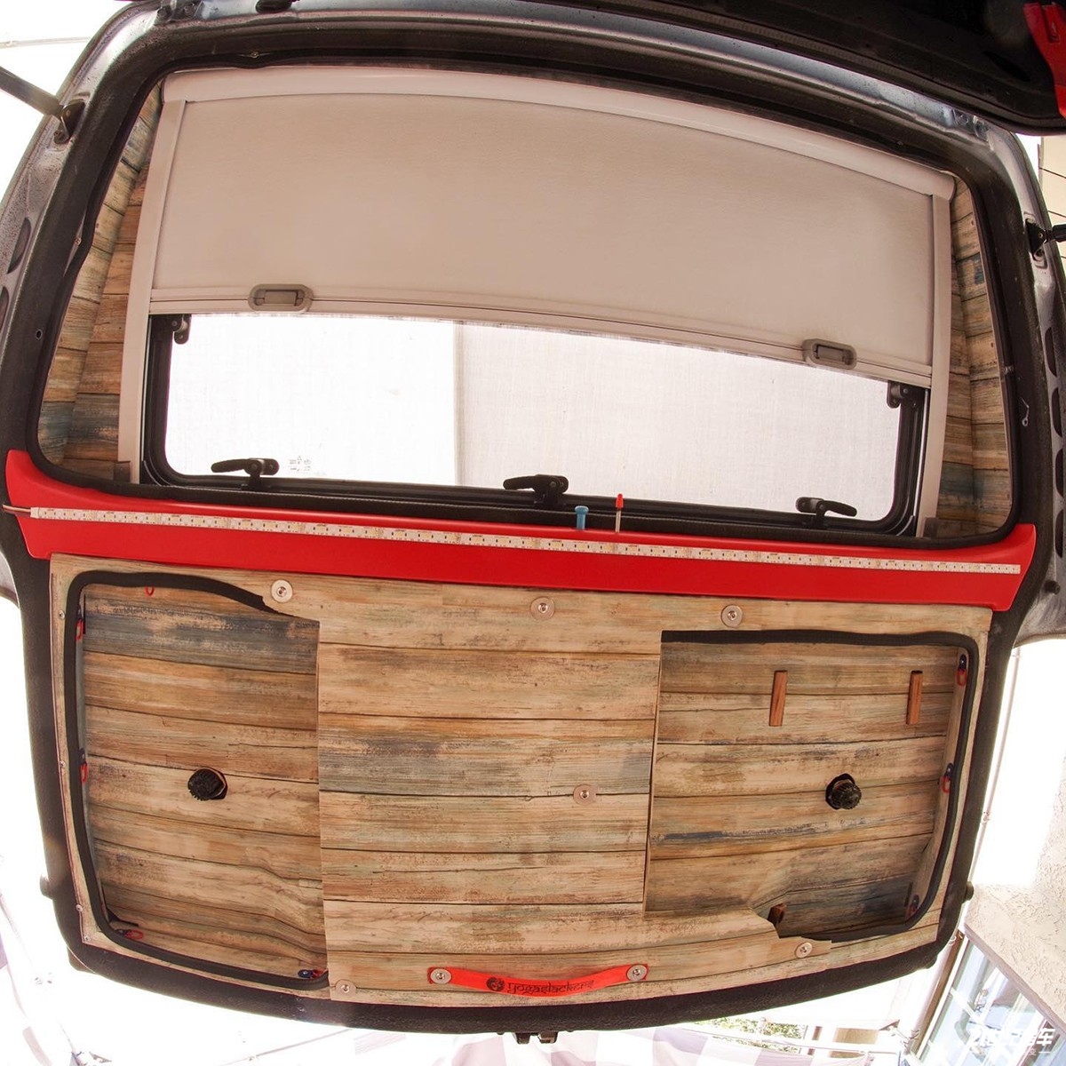 小伙买八手车,小伙买了6米8房车