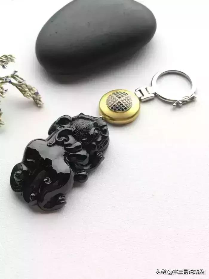 翡翠貔貅戒指正确戴法图片,翡翠貔貅的正确佩戴方法