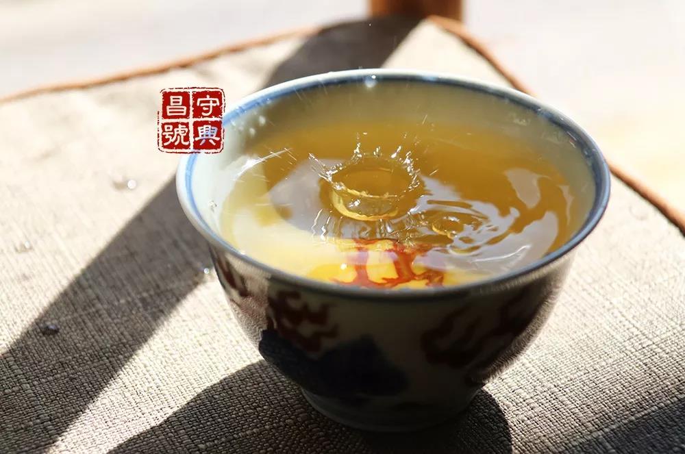 品饮普洱茶有哪些感受呢,普洱生茶喝后口腔发涩是怎么回事