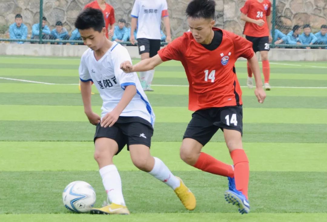 一共有32支球队参加比赛,各路高手齐聚一堂运动会