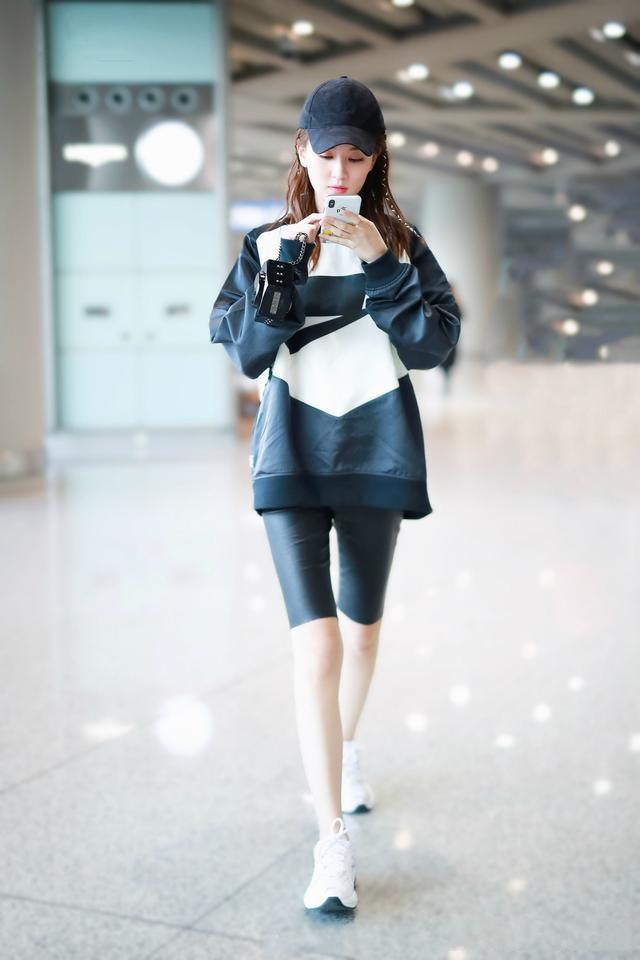 热裤放进衣柜吧！今夏流行的是五分裤，显瘦又时髦，明星也爱穿