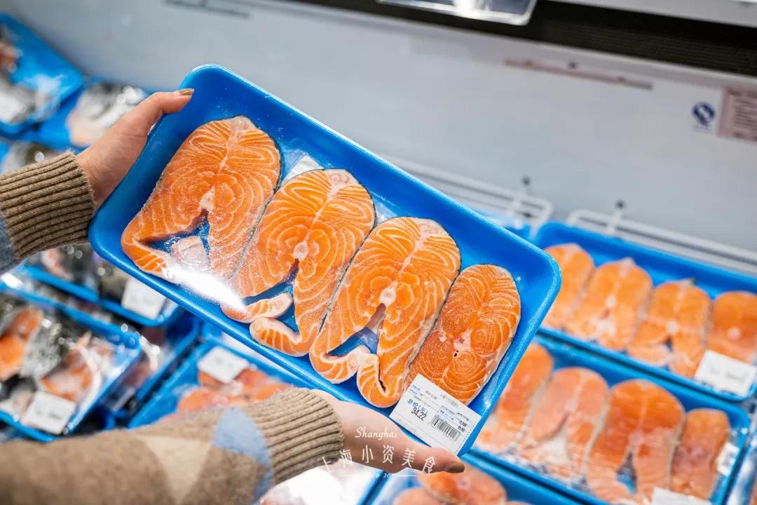 过年去超市囤货,过年没来得及买年货