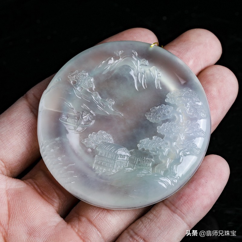 翡翠手镯颜色变浅了是假的吗,翡翠手镯戴着变色是什么原因