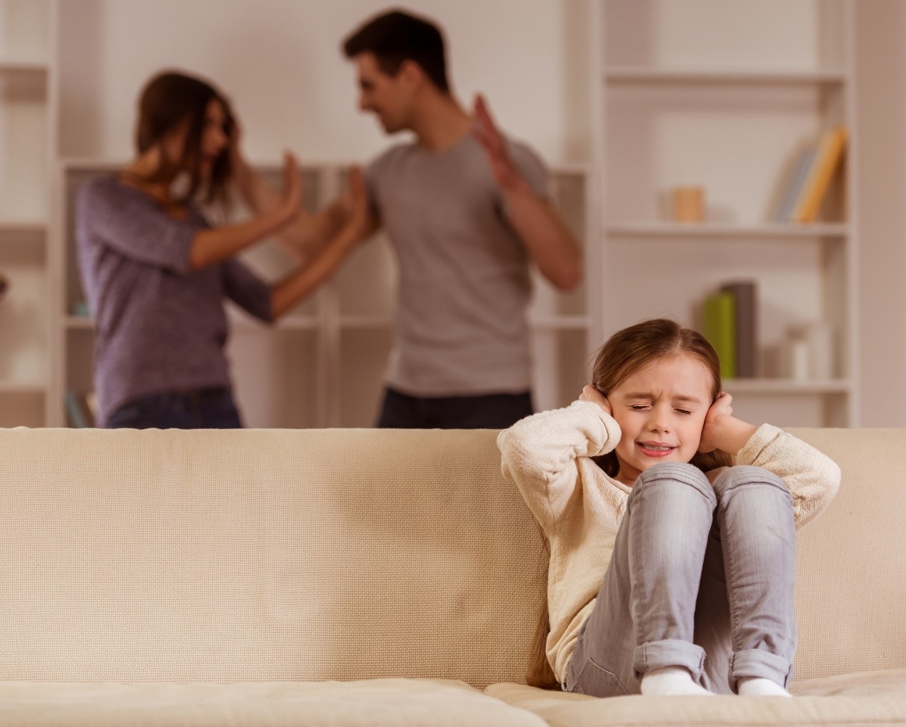 起诉离婚期间男方抢孩子怎么办,法律法规离婚孩子归谁