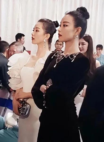 刘诗诗与倪妮再度同框，除了体态外，在脖子上她们也在暗自用力