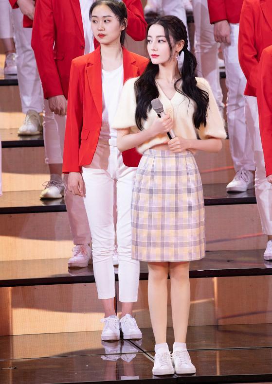 迪丽热巴出席活动穿礼服,迪丽热巴穿礼服出席活动