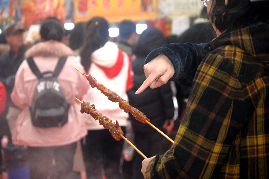 大批武汉市民汉口北体验万种品牌团购，抢特惠品牌服装、品美食