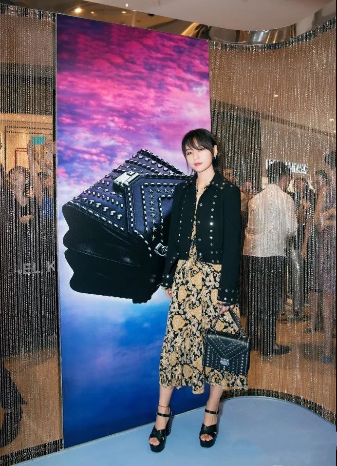 女人40不要穿这几种颜色的衣服,四十岁女人不要穿什么鞋