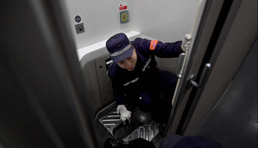 火车上的厕所是怎么处理的,火车上的厕所怎么堵住