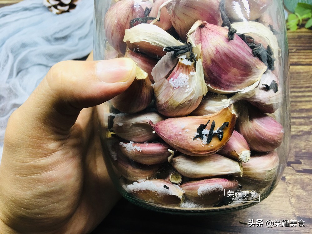 库存大蒜怎样发芽,大蒜刚出土价格不好怎样储存