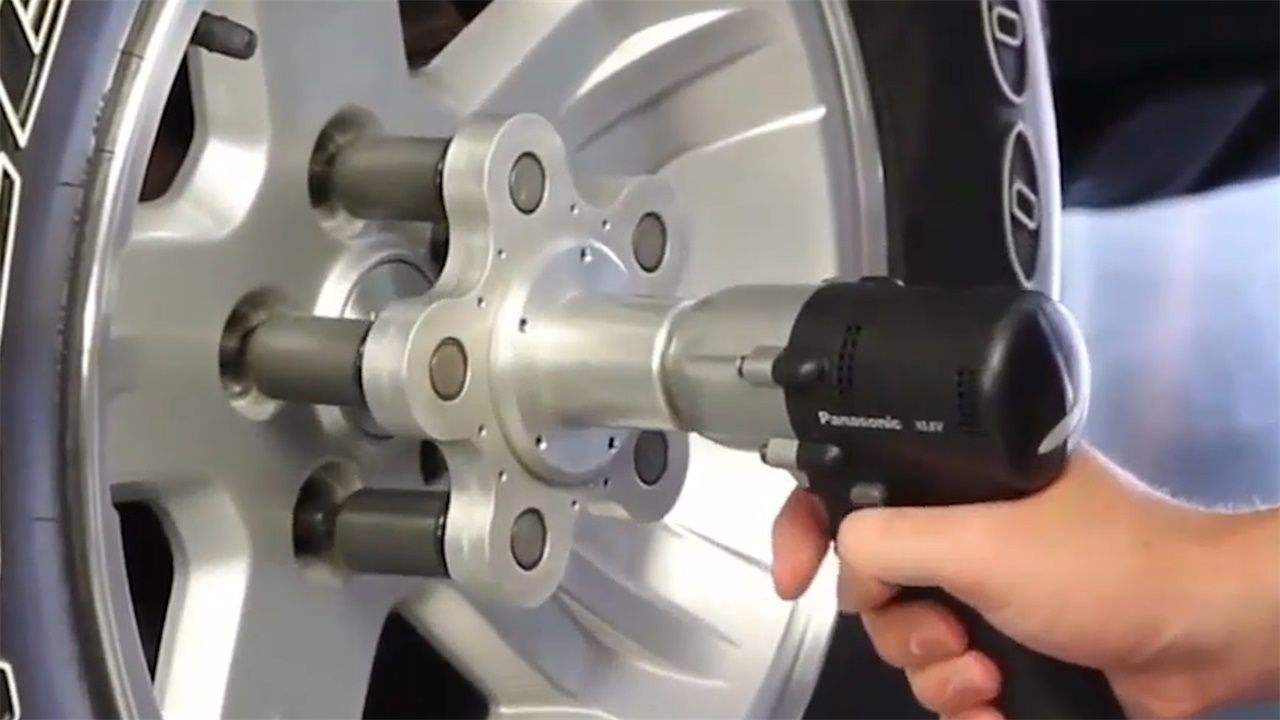 汽车四颗螺丝怎么就能固定轮胎,汽车轮胎的螺丝是怎么打开的