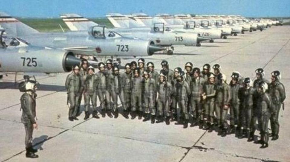 苏俄在50年代和南斯拉夫关系缓和以后，都向其提供了哪些*器武**？