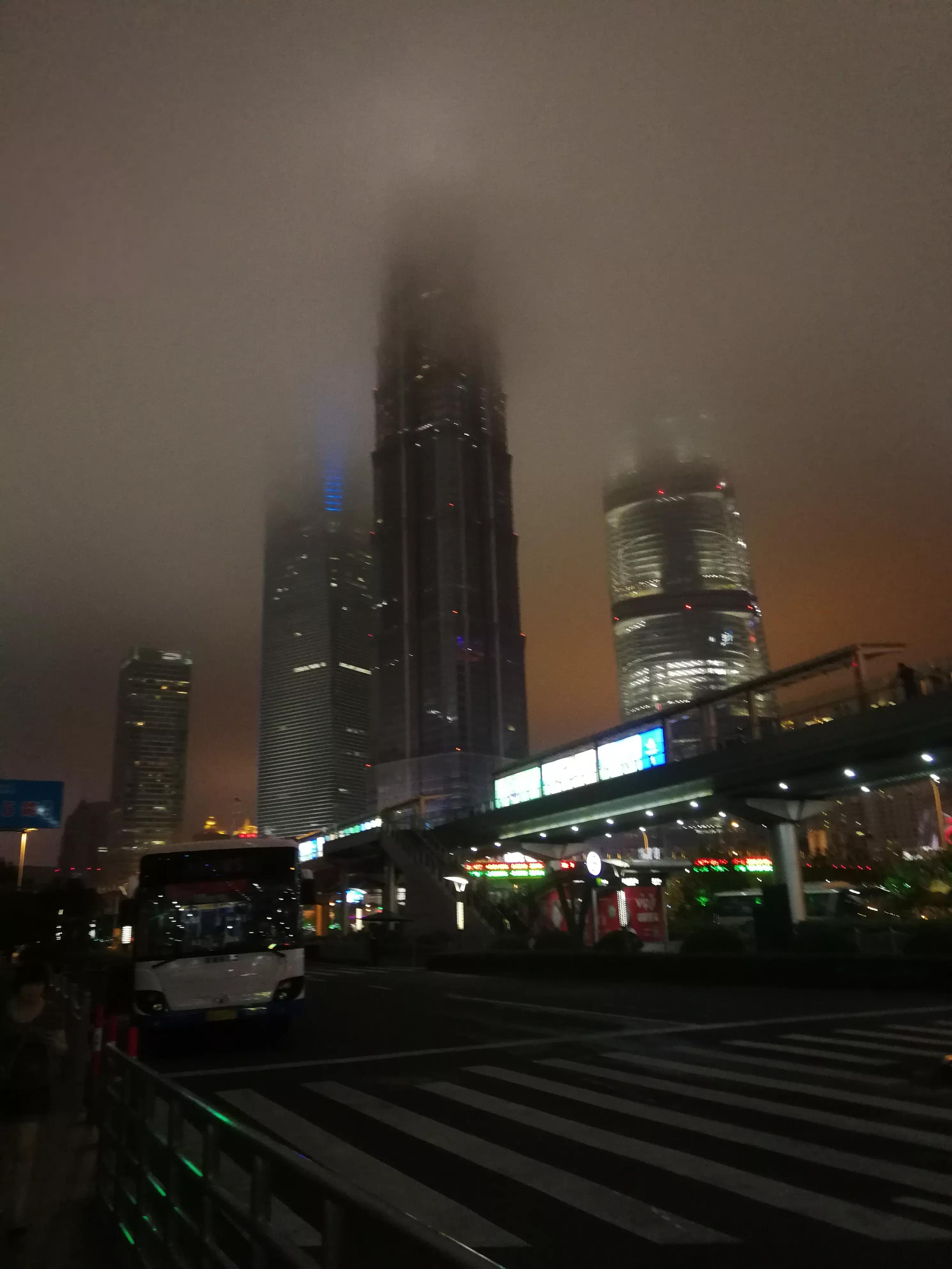 上海的天气总是雾蒙蒙的,上海的梅雨天