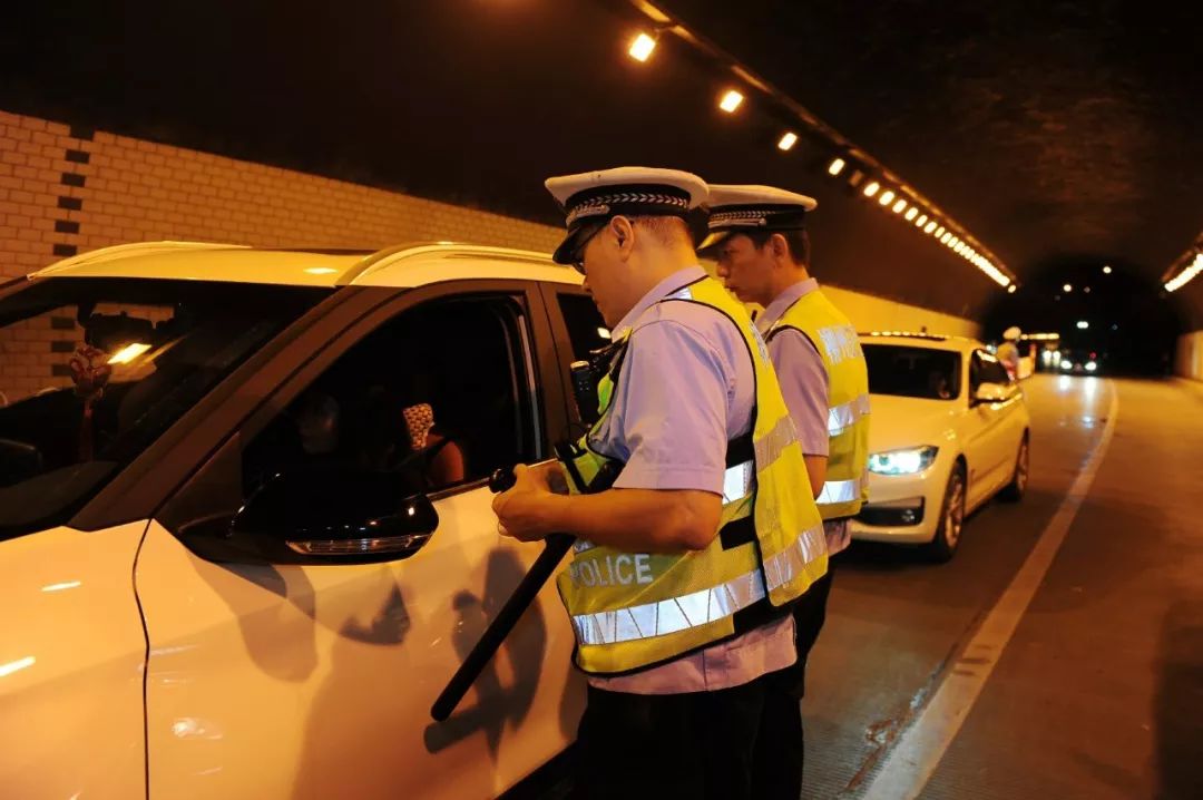 交警查车没有带驾照怎么办,交警查车没带身份证怎么处罚