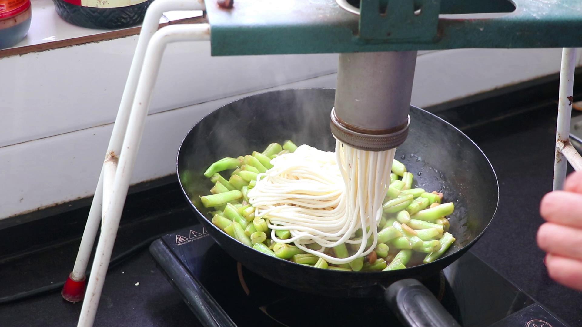 豆角焖面怎么做才不粘,手擀面豆角焖面如何让面条不粘