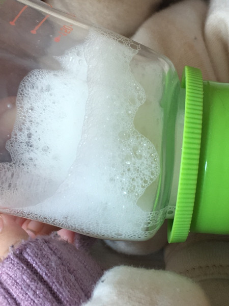 奶粉喝完奶瓶好多泡沫是怎么回事,奶粉冲泡后泡沫多的好还是少的好