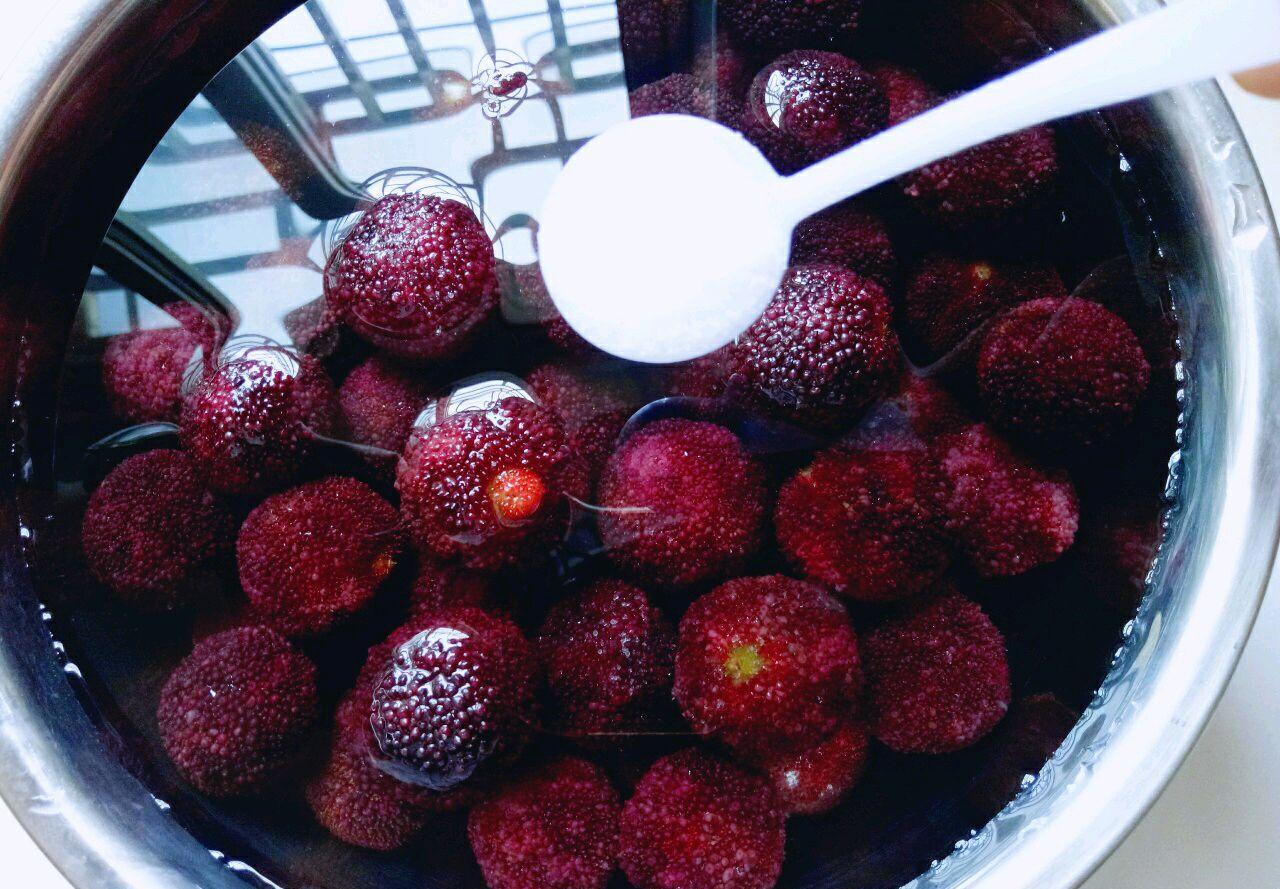 洗杨梅可以用盐洗吗,洗杨梅里头放什么东西洗好