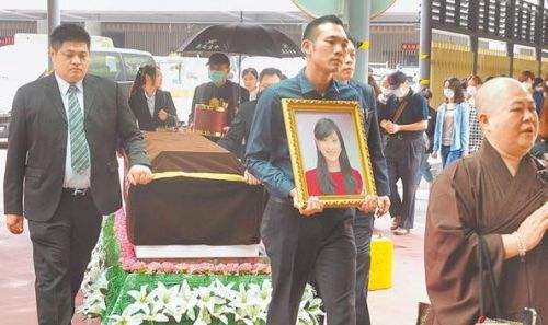《房x乐园》：究竟是讲性*力暴**，还是更深层次的东西？