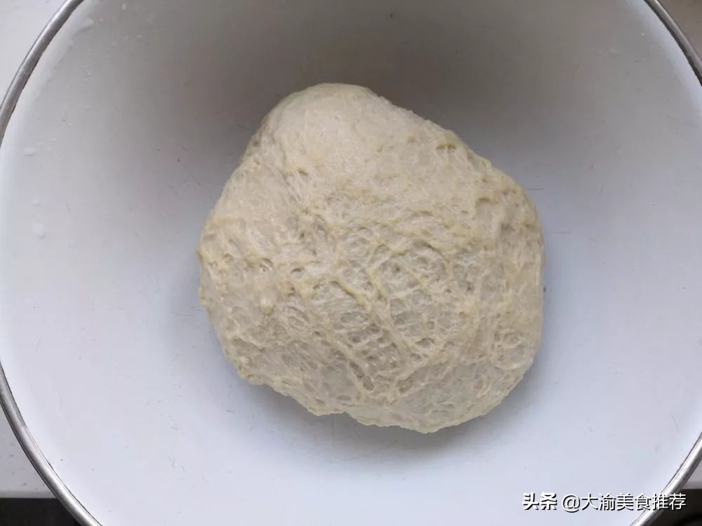 热门小吃摆摊烤面筋的做法,烤面筋也是很火爆的街边休闲小吃