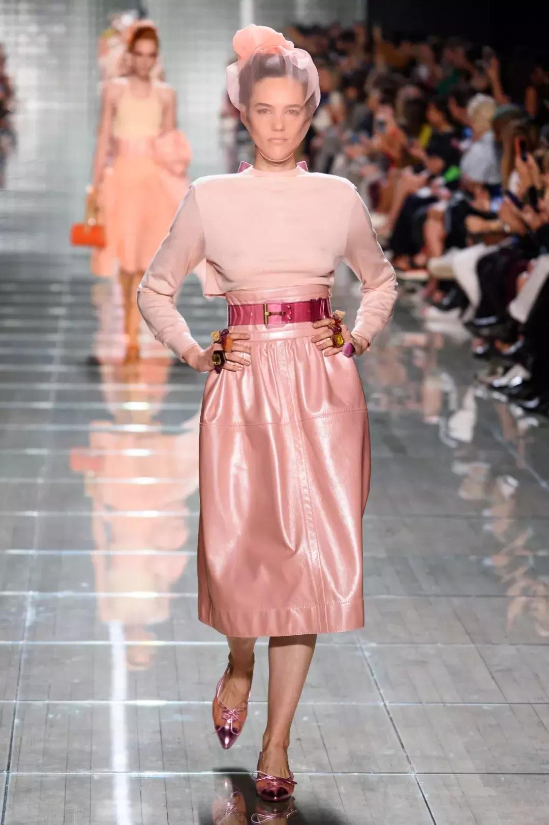 今年爆款皮毛一体女装,高档红色皮毛一体女装新款