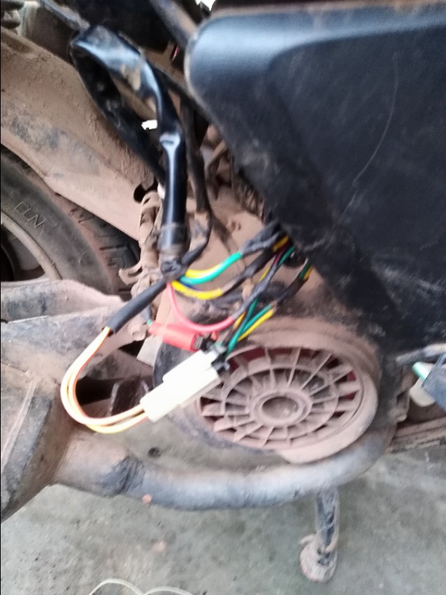 踏板摩托车给油突突突顿挫,踏板摩托车打着火冒黑烟怎么解决