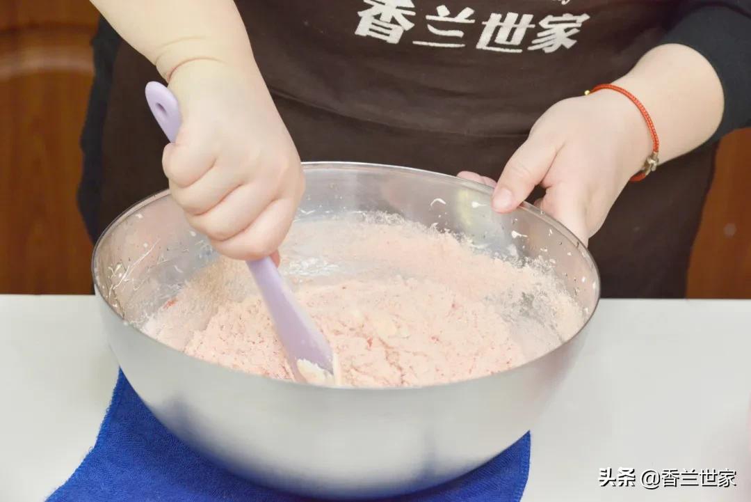 「香兰教程」熬糖版牛轧糖，这样做的牛轧糖好像草莓味的云朵