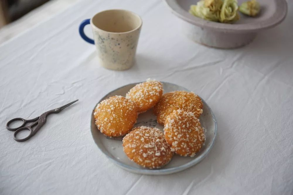 用水泥砌橱柜,用粘土做迷你橱柜