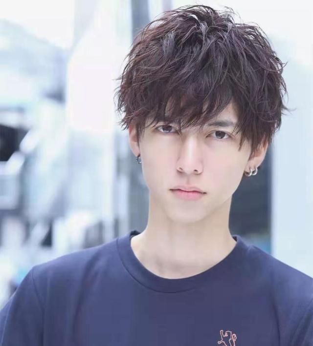 男生头发多还硬想留偏长的发型,男生头发往上翘适合什么样的发型